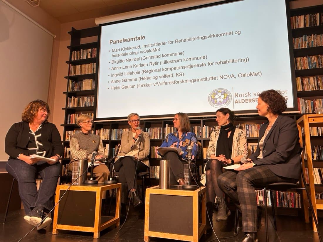 Fem innledere i panelsamtale på scenen på Litteraturhuset foran en skjerm med NSA-logoen
